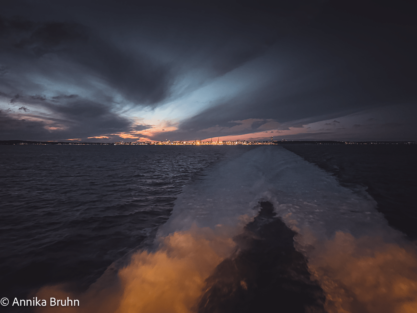 Aarhus vom Wasser aus bei Nacht